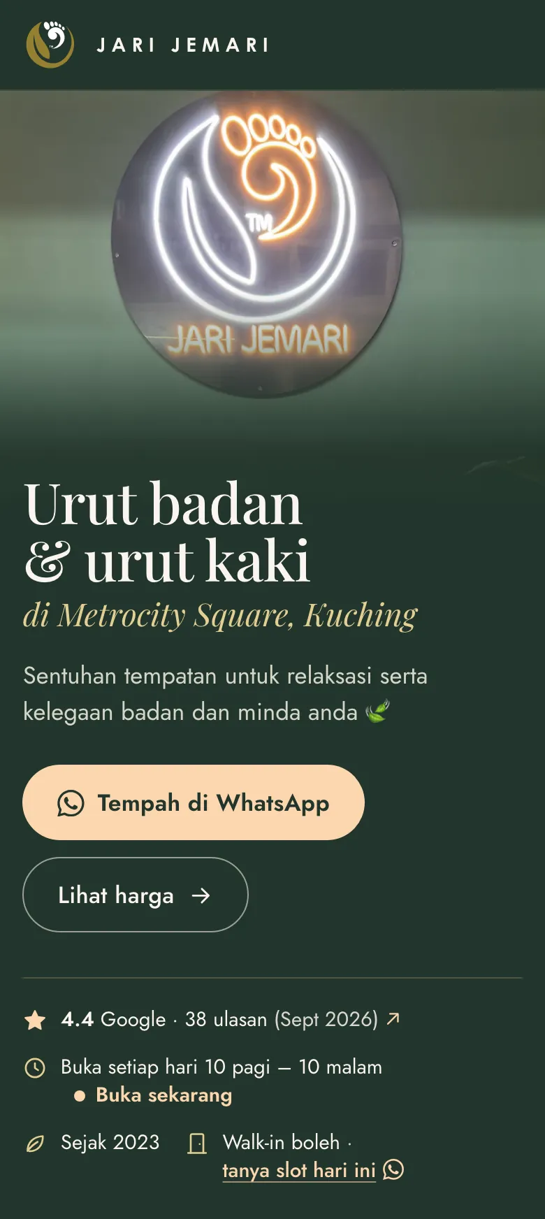 Bahagian atas laman web Jari Jemari di telefon: papan tanda neon Jari Jemari, tajuk Urut badan dan urut kaki di Metrocity Square Kuching, butang Tempah di WhatsApp, dan baris 4.4 Google, 38 ulasan, buka setiap hari 10 pagi hingga 10 malam, Buka sekarang.